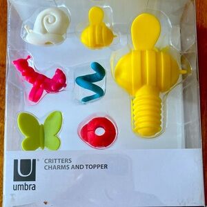 UNBRA Critter Wine Bottle Topper & Charms. 7 pieces. New in box. Bumblebee🐝
